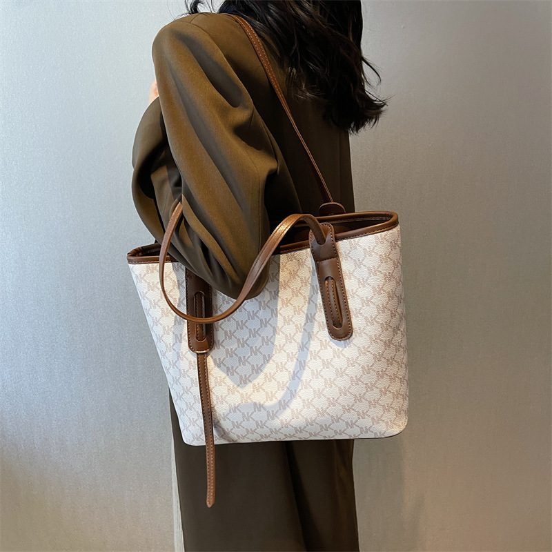 Large-capacity Korean retro women's bag, 2025 new style popular large commuter bag, trendy and fashionable single-shoulder tote bag details Picture