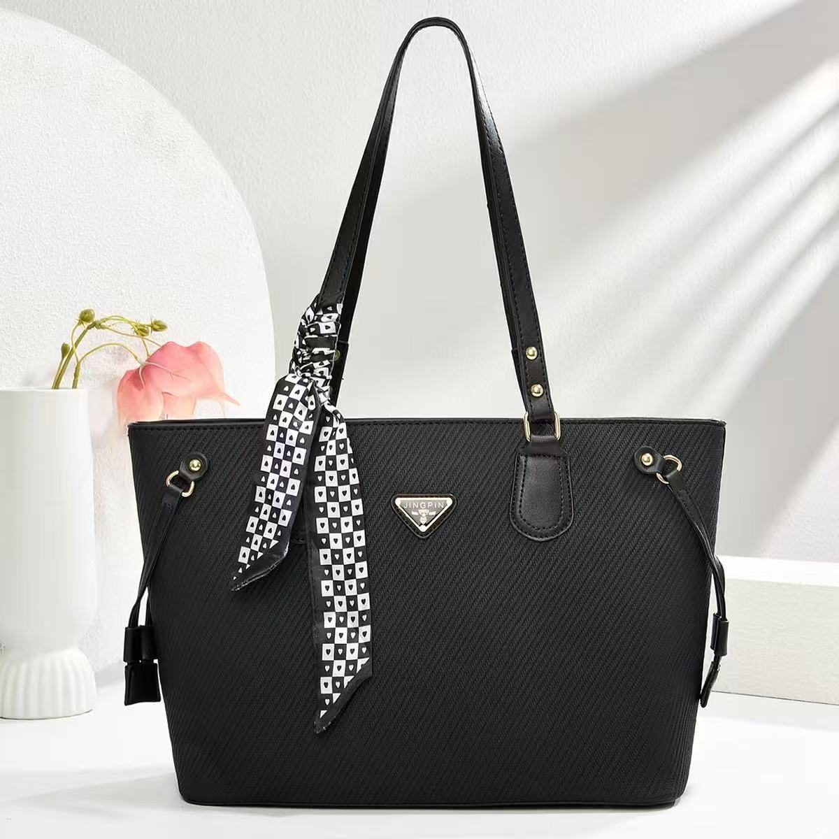 This high-end and elegant foreign trade tote bag is a new model for women in 2025. It is versatile, fashionable and suitable for commuting. It is a single-shoulder handbag full figure