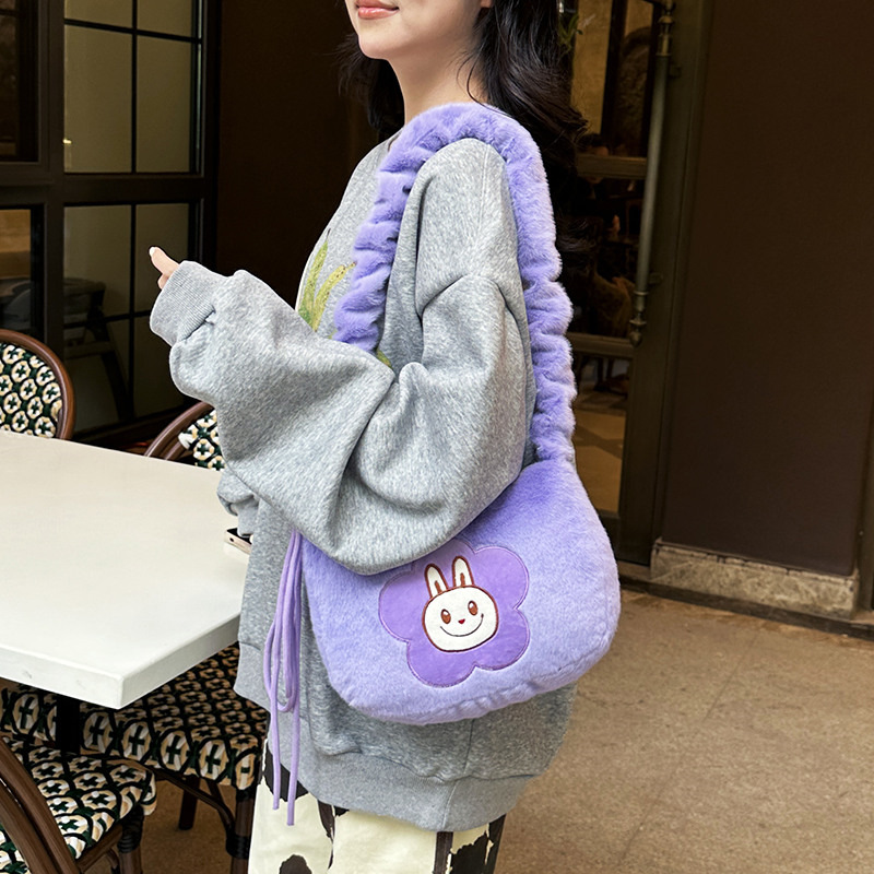 A new cartoon plush hand-held armpit bag with a pull-out dual-purpose plush toy, a cute and girlish loose change crossbody details Picture