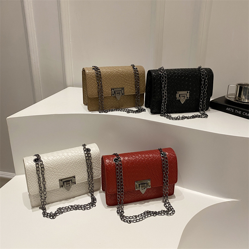 Chain small square bag, street trend fashion and individuality, stone pattern crossbody women's bag, new summer casual and simple single-shoulder bag Application Scenario