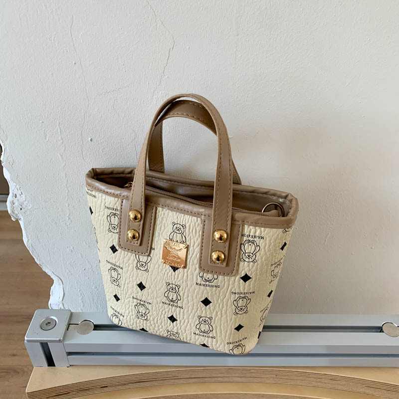 This year's popular bags are versatile for women. The 2025 new fashionable crossbody bag, a niche and high-quality hand-held bucket bag, is trendy full figure