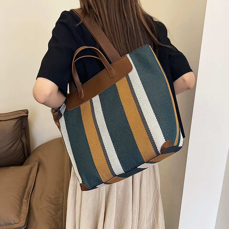 A new retro and fashionable checkered handbag from Japan and South Korea, a niche commuter tote bag for women, and a large-capacity versatile shoulder bag Specification drawing