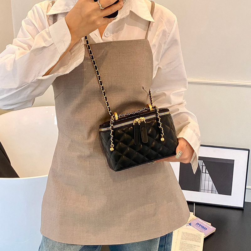 Cross-border diamond-shaped chain chanel-style hand-held box bag for women 2025 New style, fashionable and light luxury texture, single-shoulder crossbody bag Application Scenario