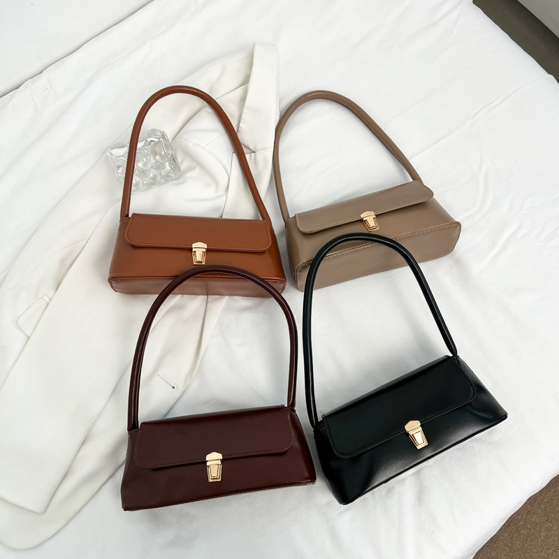The 2025 summer new women's baguette bag is a fashionable and retro underarm bag that is versatile and elegant. It is a hand-held bag with a refined and stylish shoulder style Application Scenario