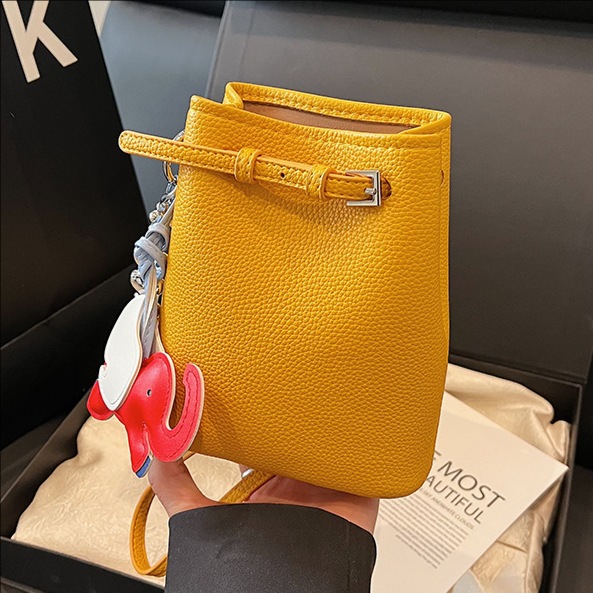 The 2025 new summer lychee pattern commuter versatile high-end quality bucket bag is a fashionable large-capacity single-shoulder crossbody bag for women full figure