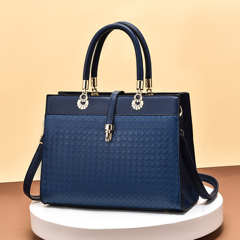 2022 new style of woven hand-held women's bag, retro, simple, elegant and individual, single-shoulder crossbody women's bag, Korean style, trendy and fashionable Application Scenario