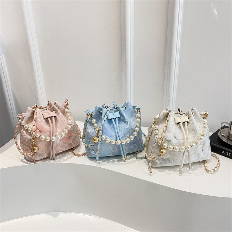 Chinese trend 2025 New cheongsong-style pearl handbag, stylish bucket, single-shoulder crossbody small bag for women Application Scenario