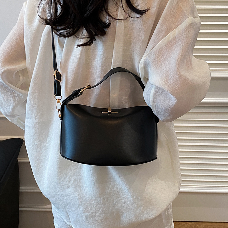 A new summer 2025 Korean-style, fresh, simple and stylish solid-color handbag, a casual and elegant crossbody bag for women Specification drawing