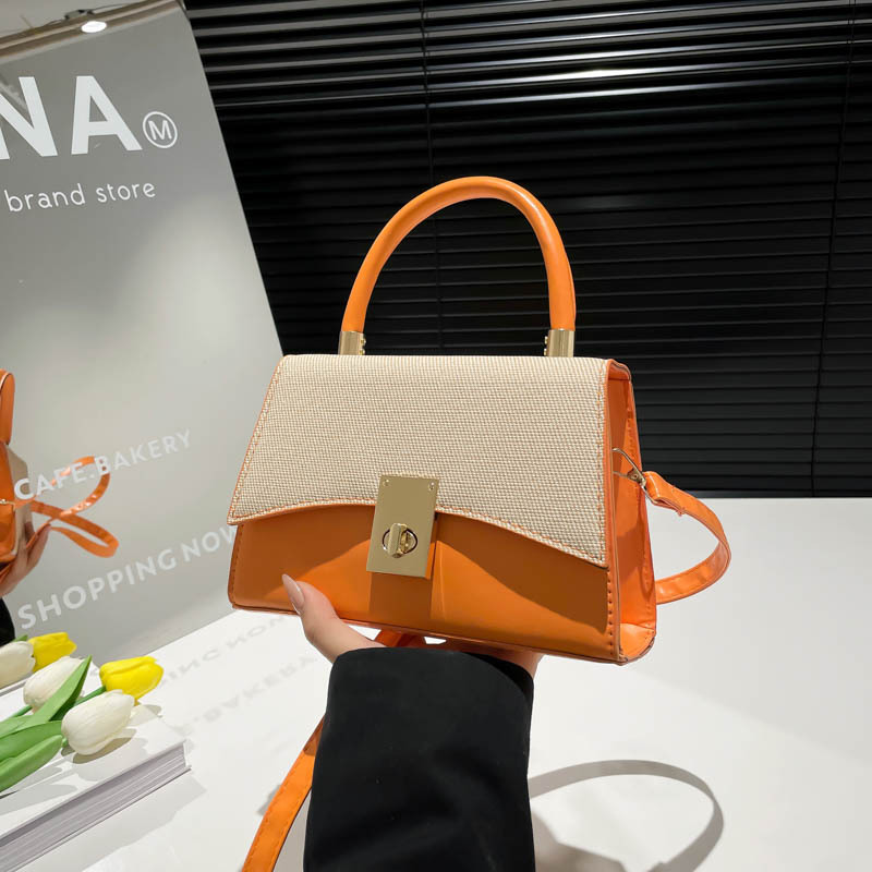 This is a retro and niche design for women's bags. It's a new, fashionable and trendy single-shoulder small square bag with a stylish lock buckle crossbody full figure