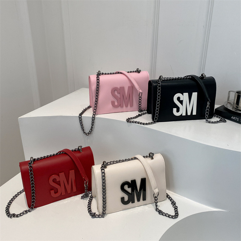 Cross-border fashion single-shoulder letter chain bag for women 2025 new style: simple, versatile and stylish crossbody small square bag Application Scenario