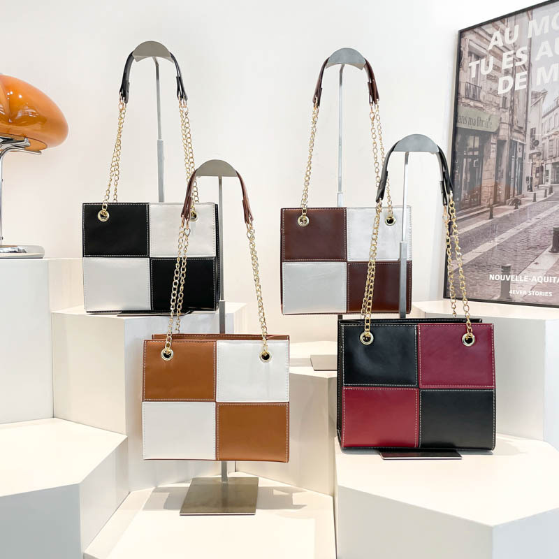The new Spring/Summer 2025 fashion multi-color large-capacity bag is in vogue this year. The chain hand, shoulder and crossbody small square bag is popular for women Application Scenario