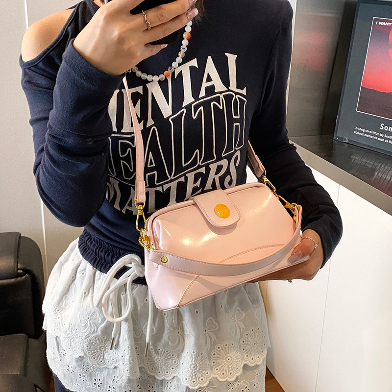 High-end and fashionable solid color versatile hand-held small square bag for women 2025 new niche design simple single-shoulder crossbody bag details Picture