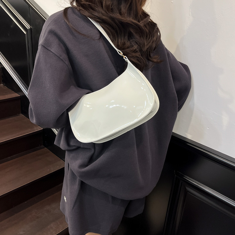 Retro, casual and simple single-shoulder underarm bag, patent leather, fashionable and trendy 2025 summer new large-capacity shiny bread bag Specification drawing