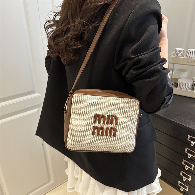This casual, trendy, niche design small square bag is simple, fashionable and stylish. It's a popular single-shoulder crossbody bag for the summer of 2025 details Picture