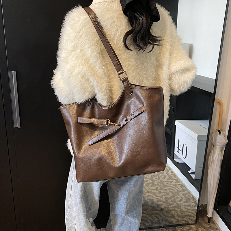 Trendy retro underarm bag, large-capacity versatile tote bag, single-shoulder bag for school commuting, new 2024 bucket bag for women Application Scenario