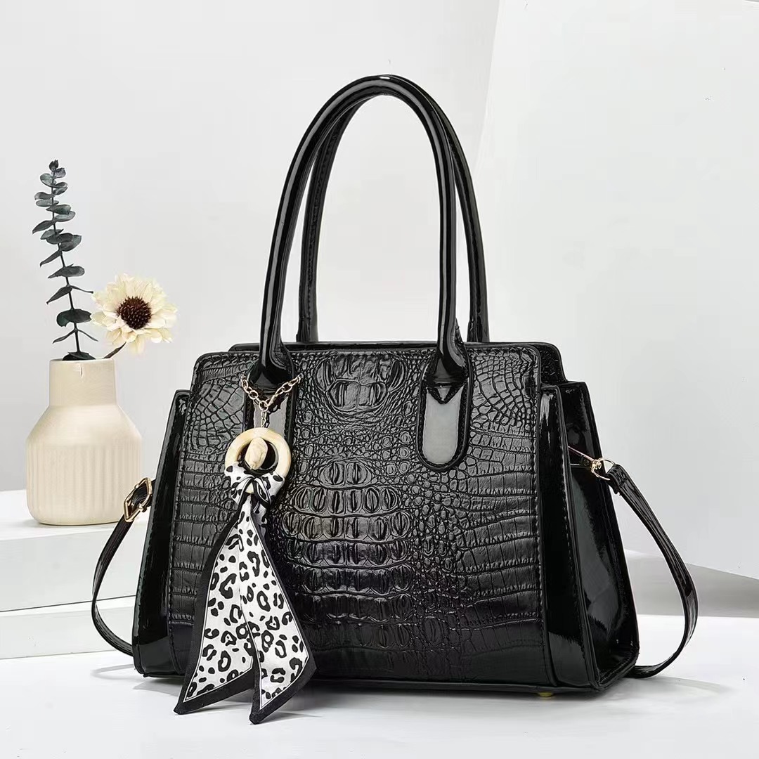 The 2024 new crocodile print handbag is simple and elegant. It is a single-shoulder crossbody women's bag with a large capacity and a stylish look full figure