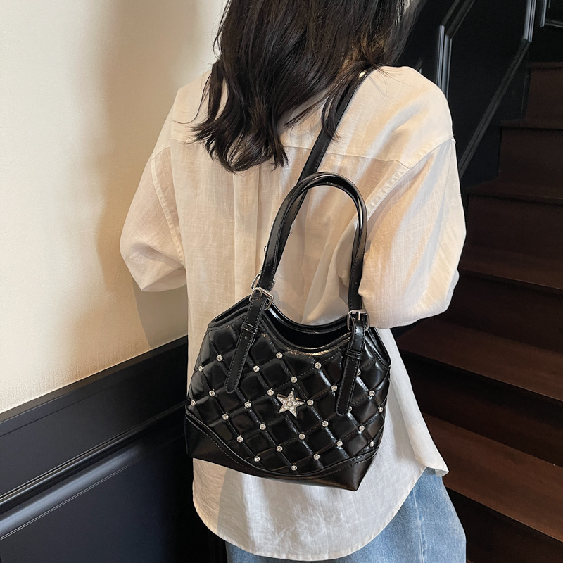 Diamond-shaped handbag for women, 2025 new style, trendy and versatile single-shoulder bag, high-end bucket bag, commuter crossbody bag details Picture