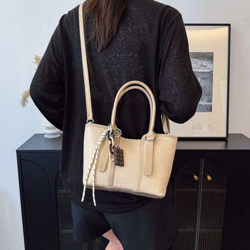 Korean-style high-capacity hand-held tote bag 2025 new model for commuting with a high-end touch, casual single-shoulder crossbody bag Application Scenario