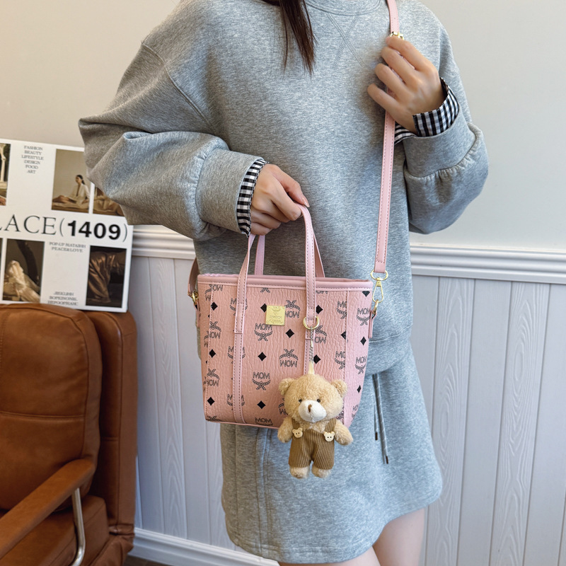 A niche printed bucket bag for women in 2025, a trendy single-shoulder crossbody bag, a fashionable commuter handbag for girls details Picture
