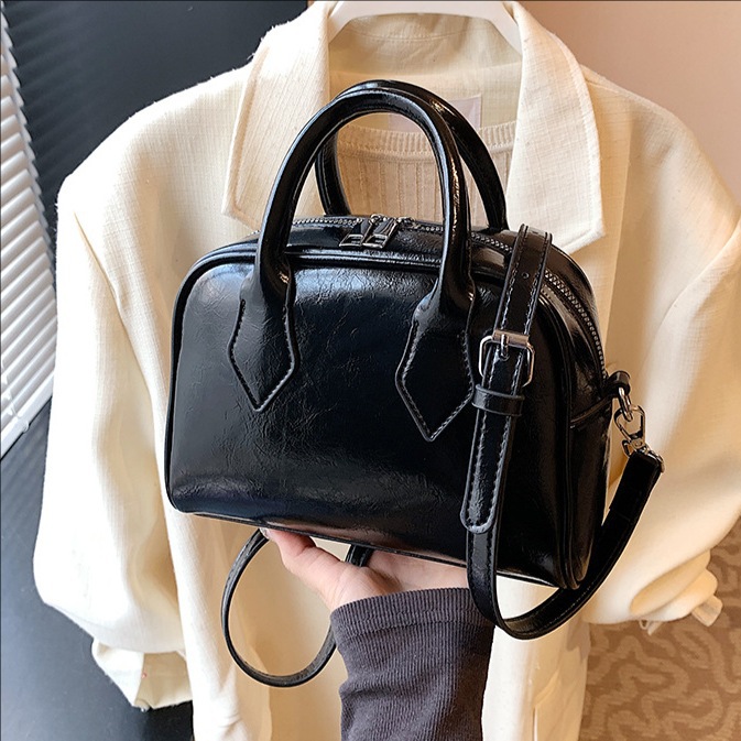 Soft leather fashionable hand-held bowling bag for women 2025 new style casual and versatile crossbody bag for work and commuting pillow bag full figure