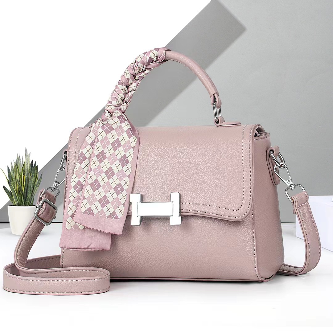 One-piece consignment for 2024 new trendy and fashionable hand-held small square bag for women, high-end and versatile single-shoulder crossbody bag Application Scenario