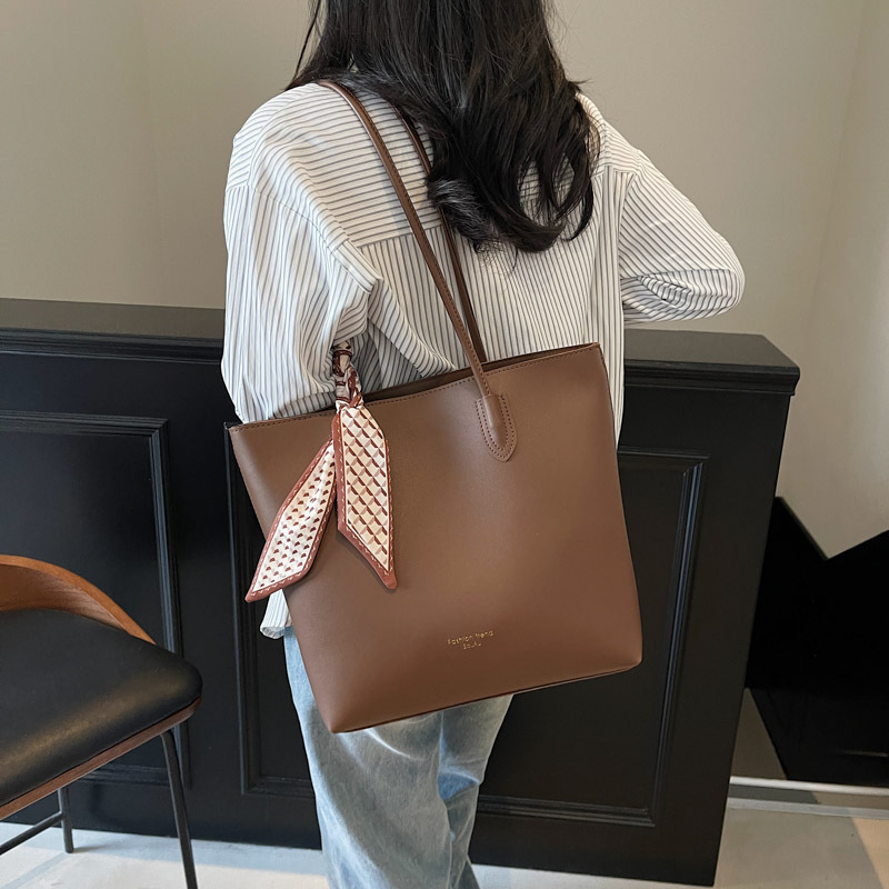 Cross-border retro versatile handbag for women 205 New style casual single-shoulder underarm bag Large capacity commuter bucket bag Application Scenario