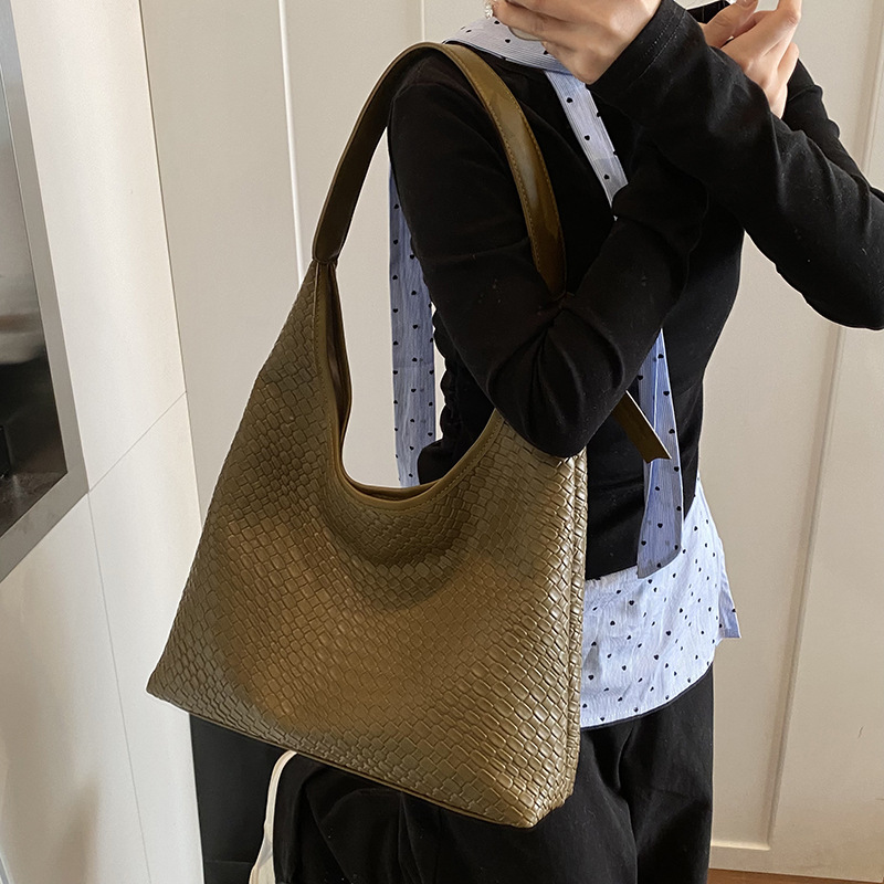 The 2025 new style of fashionable and trendy woven simple bucket bag, niche design, underarm bag, stylish and large-capacity single-shoulder bag Application Scenario