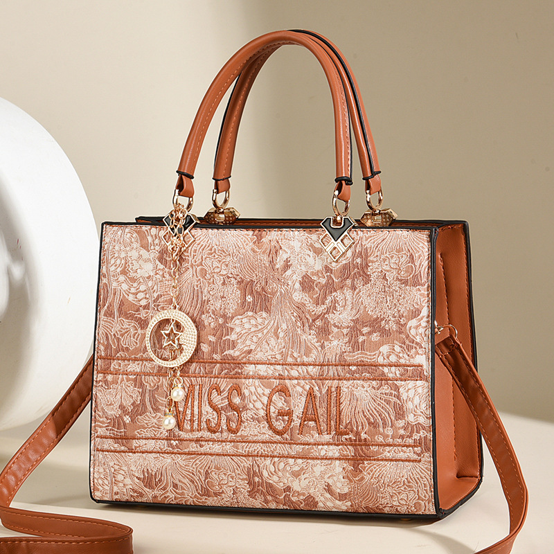 This foreign trade Chinese-style embroidered crossbody bag is versatile and has a large capacity. It is a grand and fashionable women's bag and a high-end single-shoulder bag for middle-aged women Application Scenario