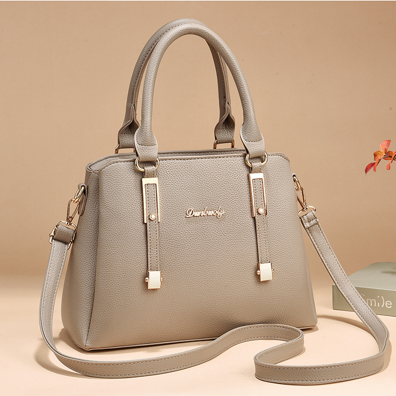 Red and fashionable Korean-style women's versatile single-shoulder crossbody bag, a grand and individual handbag for women, a new 2024 trend Application Scenario