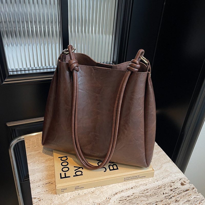 This year, the popular bags for women are the 2024 new retro and fashionable single-shoulder bag with a simple texture and versatile bucket bag details Picture