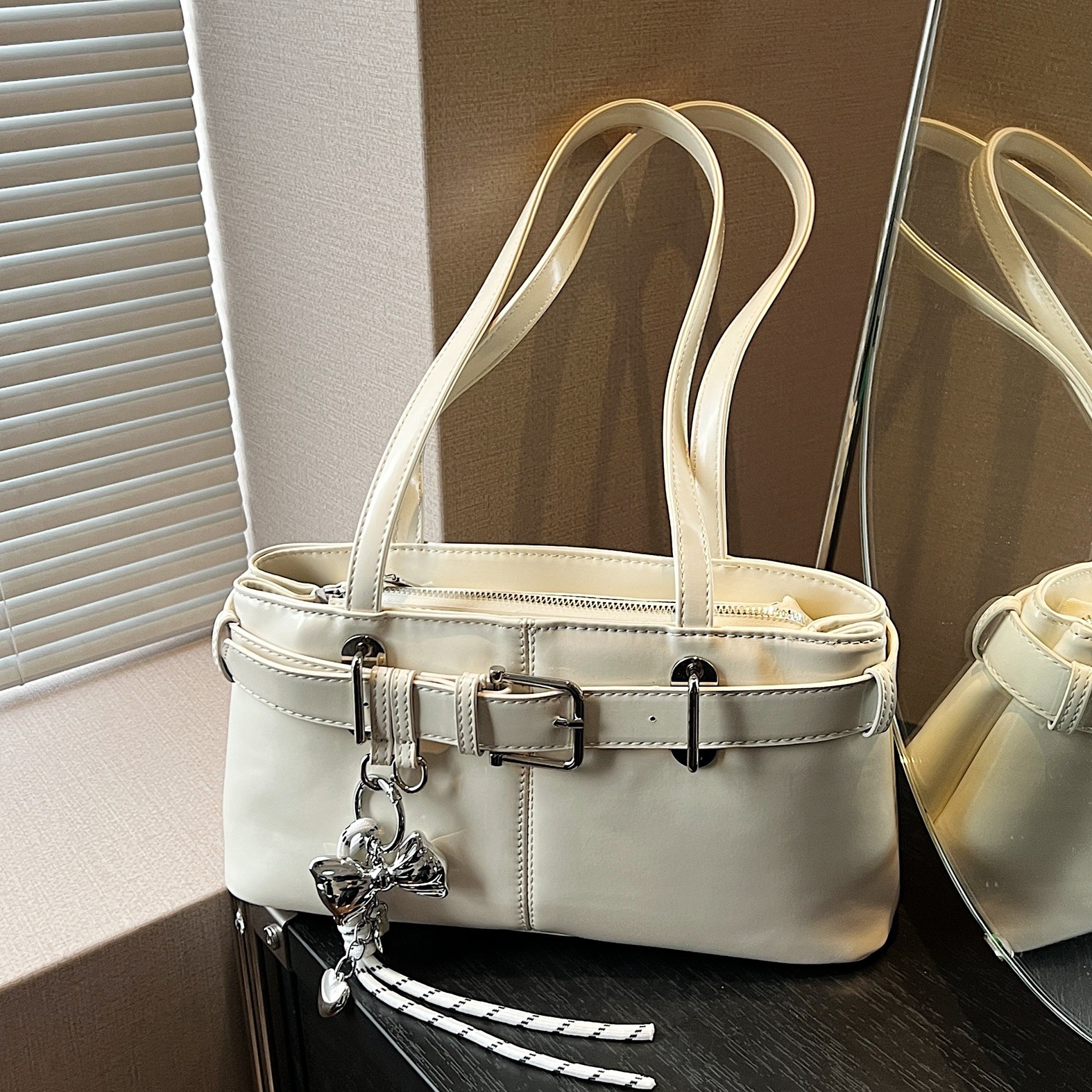 A new trendy and fashionable single-shoulder bag for women in 2025, a simple and versatile hand-held tote bag from South Korea full figure