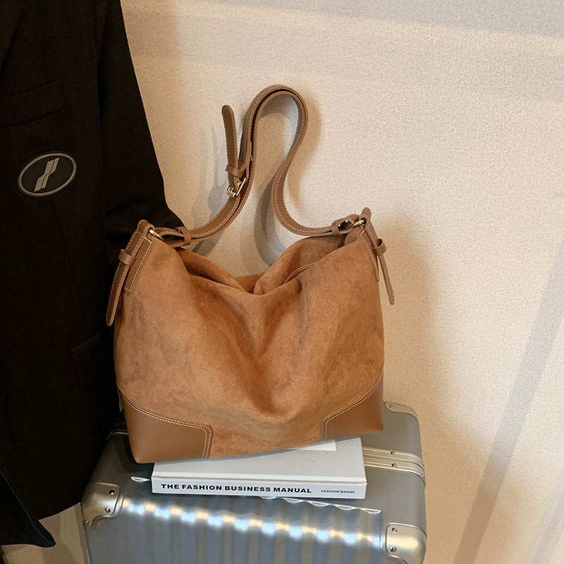 This year, the retro and fashionable tote bag 2024 is in vogue. It's a versatile, large-capacity, and high-end single-shoulder bag for work and commuting details Picture