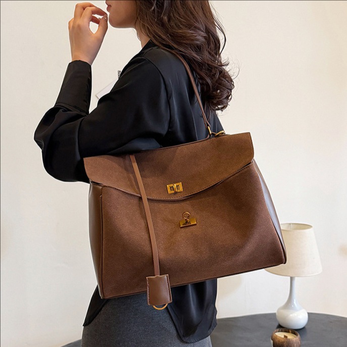 Factory-customized retro versatile commuter tote bag, large-capacity ladies' hand-held platinum bag, casual single-shoulder crossbody bag full figure