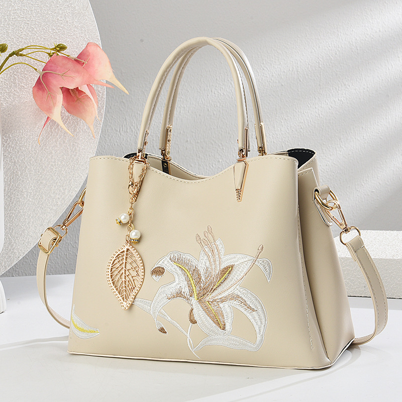 Light luxury and grand Chinese-style embroidered women's handbag, 2025 new large-capacity single-shoulder bag for middle-aged mothers full figure