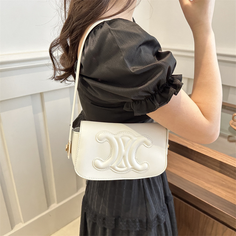 A French commuter baguette bag with a unique texture, a trendy underarm bag for women's 2024 spring/Summer collection, a stylish single-shoulder crossbody bag details Picture