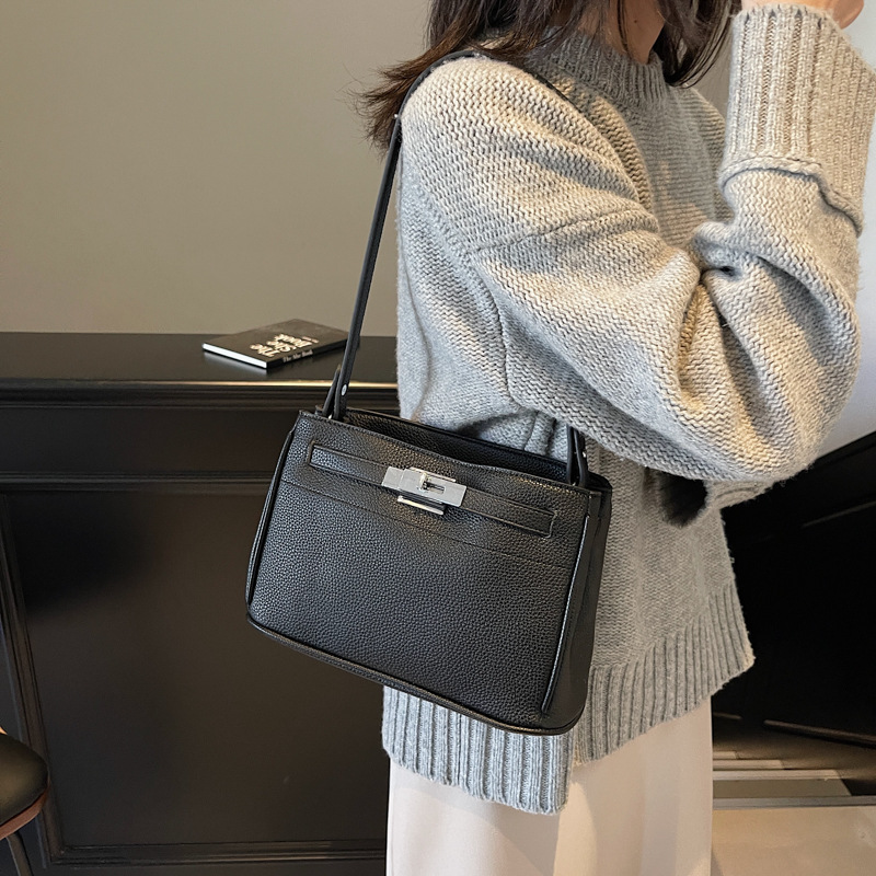 Retro and high-end underarm bag for women, 2024 new stylish matte Kelly bag, niche design, simple single-shoulder women's bag Application Scenario