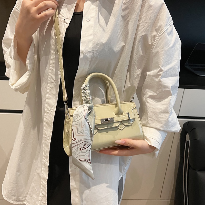 Cross-border style, niche handbag, Kelly bag for women, 2024 new fashion single-shoulder underarm bag, casual and versatile crossbody bag Application Scenario
