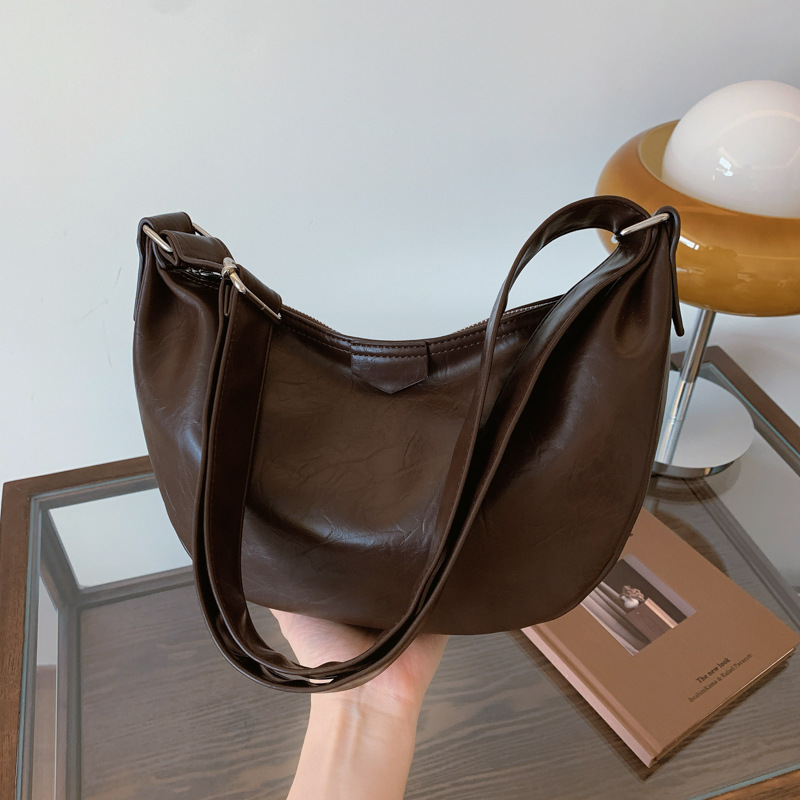 High-end large-capacity soft leather bag for women 2024 new style, trendy, simple and retro single-shoulder bag, commuting crossbody dumpling bag details Picture