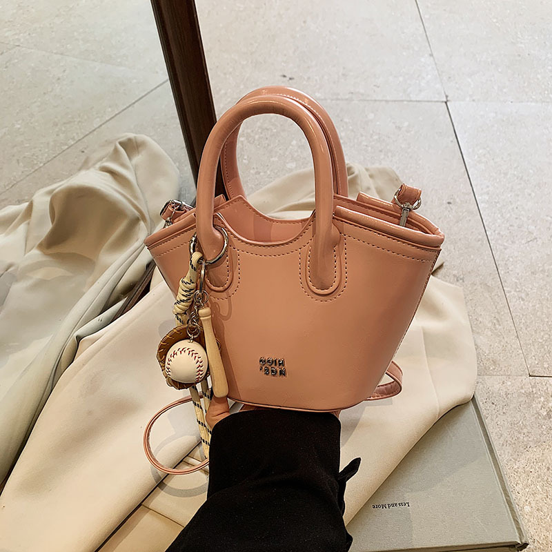 High-end and niche design bag for women 2025 new casual and versatile crossbody bag, fashionable hand-held bucket bag for women details Picture