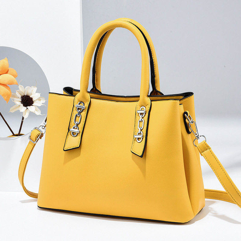 The 2025 new color-blocking women's bag is a streetwear, fashionable and simple women's hand-held shoulder bag Specification drawing