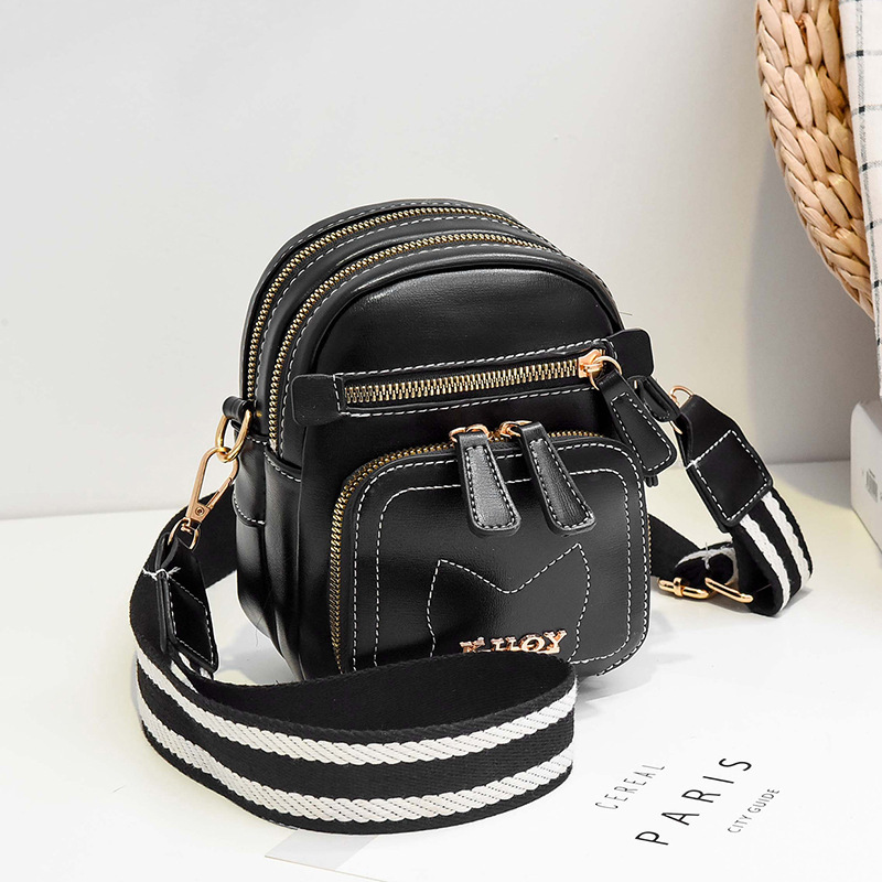 Mini crossbody bag for girls 2024, a super popular and trendy mobile phone bag in Korean style, a fashionable and stylish single-shoulder bag for female students Application Scenario