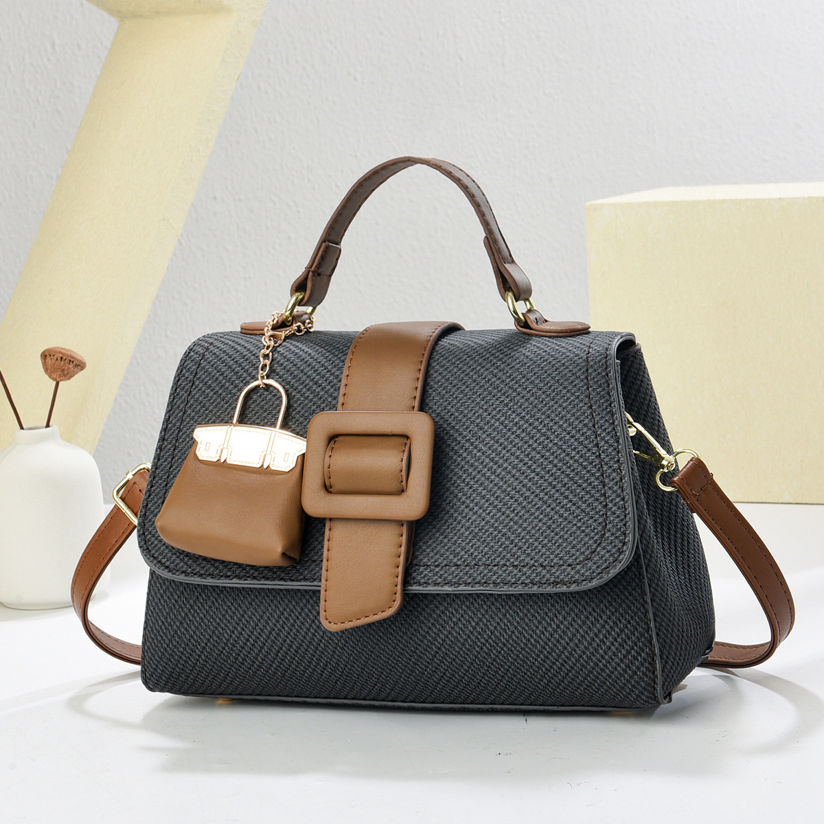 The new 2024 cross-border Kelly bag, with a light luxury and high-end feel, is a women's single-shoulder bag with a handbag texture and a crossbody bag details Picture