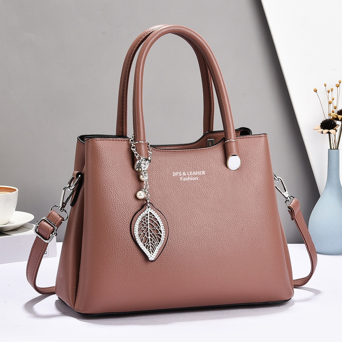 Mother's Day gift bag for Women 2025 New high-end commuter crossbody bag, fashionable and versatile for middle-aged mothers Item Picture