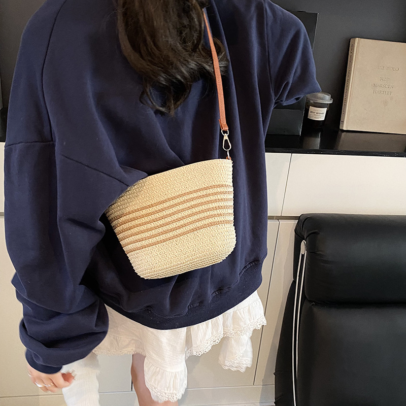 Spring 2025 straw woven bag, French niche woven bag, fashionable and beautiful mobile phone bag, stylish crossbody single-shoulder bucket bag details Picture