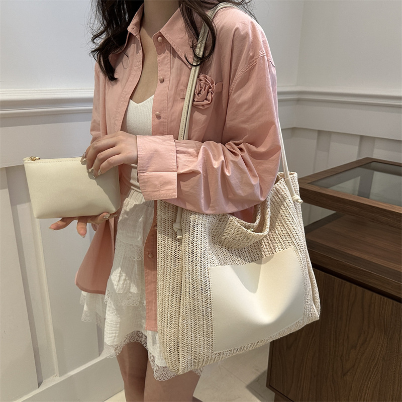 A two-piece set of straw woven casual large-capacity, fresh and stylish hand-held shoulder bag for women in summer 2024 details Picture