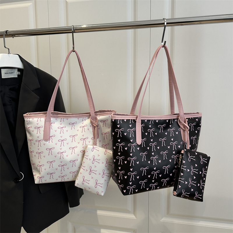 Korean-style sweet and cute texture forest-themed bow tote bag, large-capacity bucket bag, commuter single-shoulder bag Application Scenario