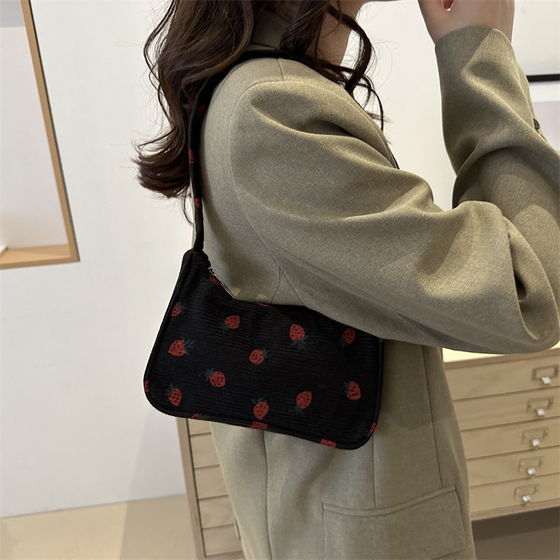 The 2024 new style of fresh and stylish strawberry-printed underarm bag is a trendy, simple and lightweight single-shoulder bag for commuting Specification drawing