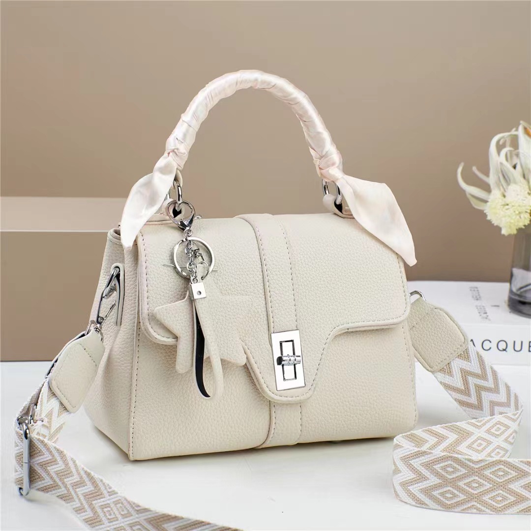 Cross-border handbags, sweet women's bags, this year's new single-shoulder trendy small square bag, niche design girls' bags details Picture