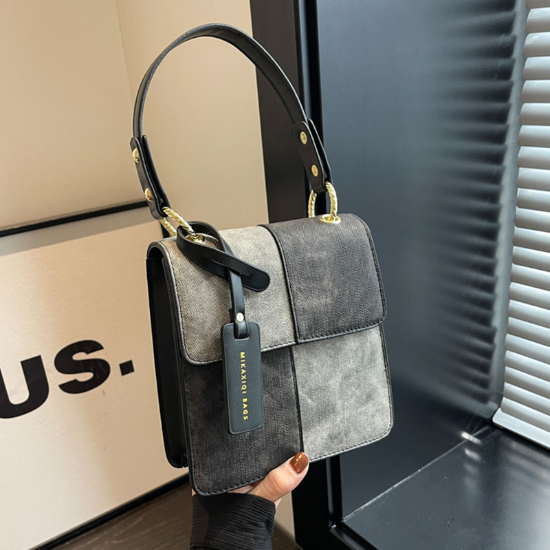 The 2023 new style of fashionable and stylish women's commuter handbag is a trendy and stylish single-shoulder crossbody bag full figure