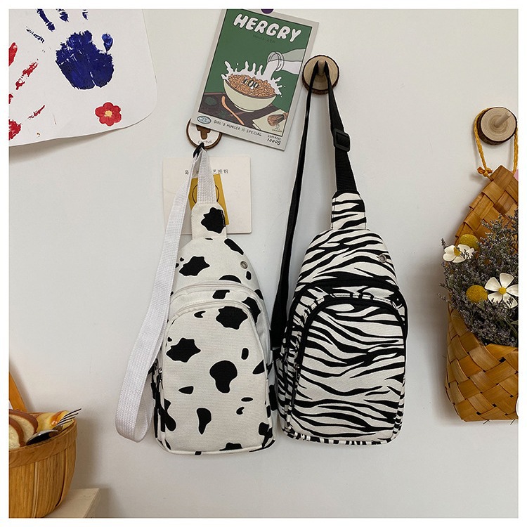 Trendy printed canvas small bag, trendy check pattern, fresh and cute girl's chest bag, fashionable for going out, mobile phone, coin purse full figure